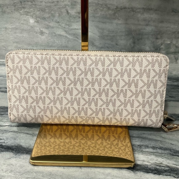 Michael Kora LIKE NEW Jet Set Travel Continental Wallet - Picture 2 of 12